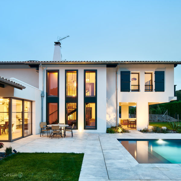 Réalisation d'une maison individuelle avec piscine à Arcangues au Pays Basque - Photo de nuit 6