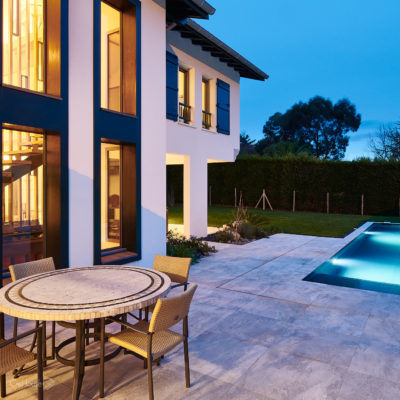 Réalisation d'une maison individuelle avec piscine à Arcangues au Pays Basque - Photo de nuit 7