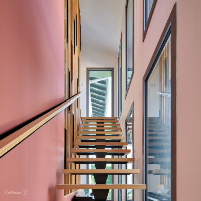 Escalier sur-mesure, claustra et pan de mur couleur terracotta