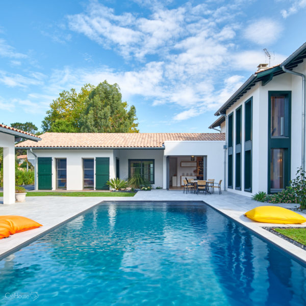Extérieur de la maison avec piscine, terrasse, boulodrome et pool-house