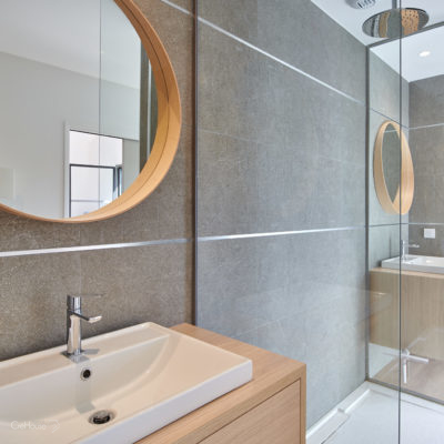 Salle de bain avec miroirs et doubles vasques